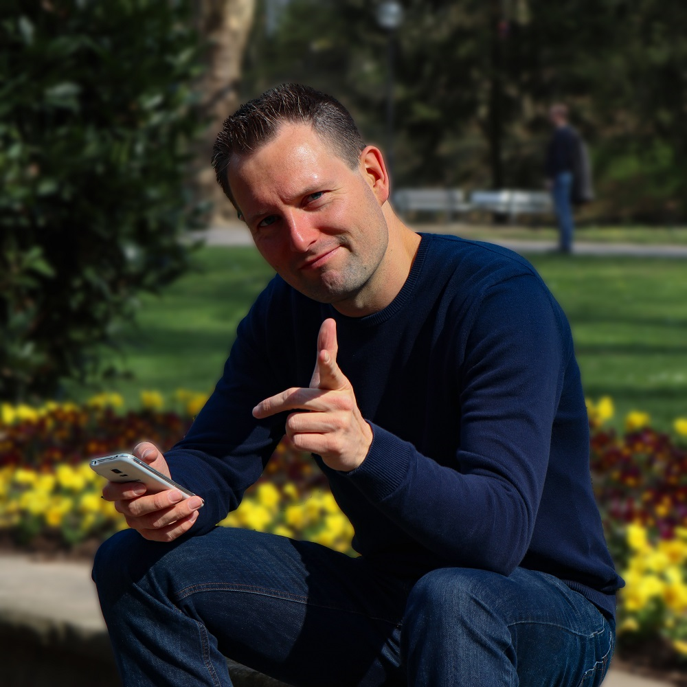 Lars Pilawski mit Telefon auf dem Kongress